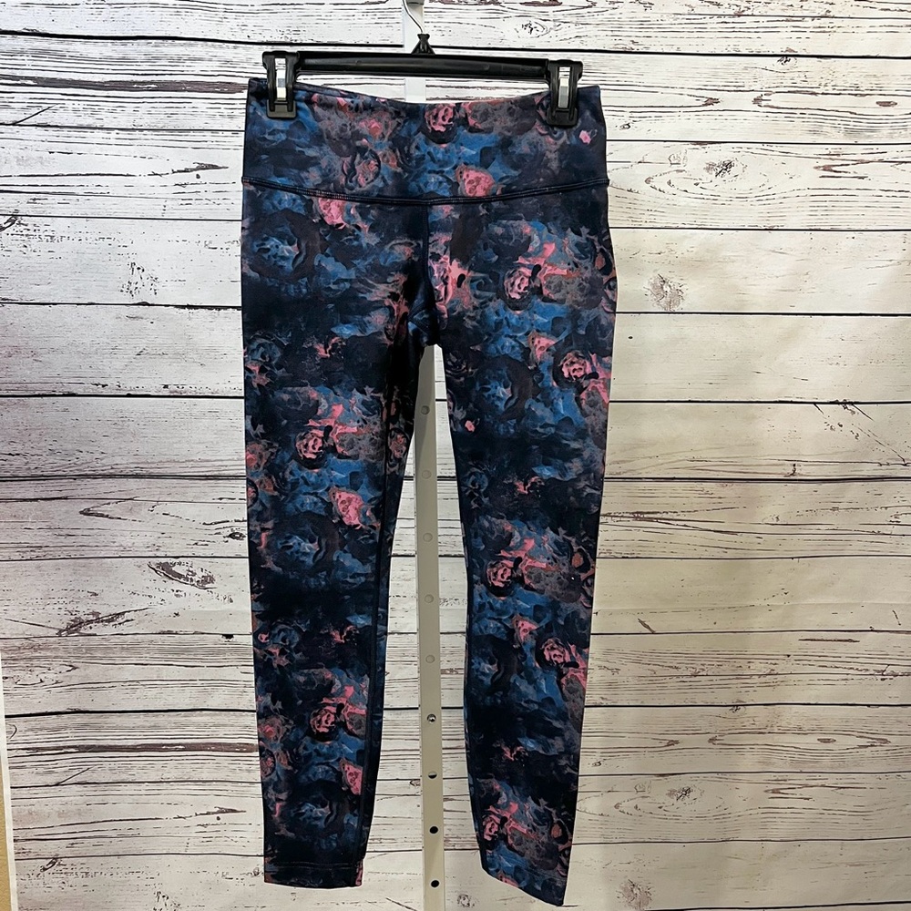 Lululemon Leggings Size 6 Blue and Pink Print
27" Inseam